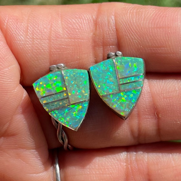 Kay Johnson stamped artisan 925 sterling flashy green opal shield earrings - Picture 14 of 17